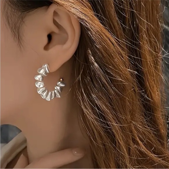 NWOT Valerie Irregular Pearl Earrings - Picture 2 of 2